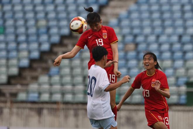 国内足球比赛中女运动员取得胜利